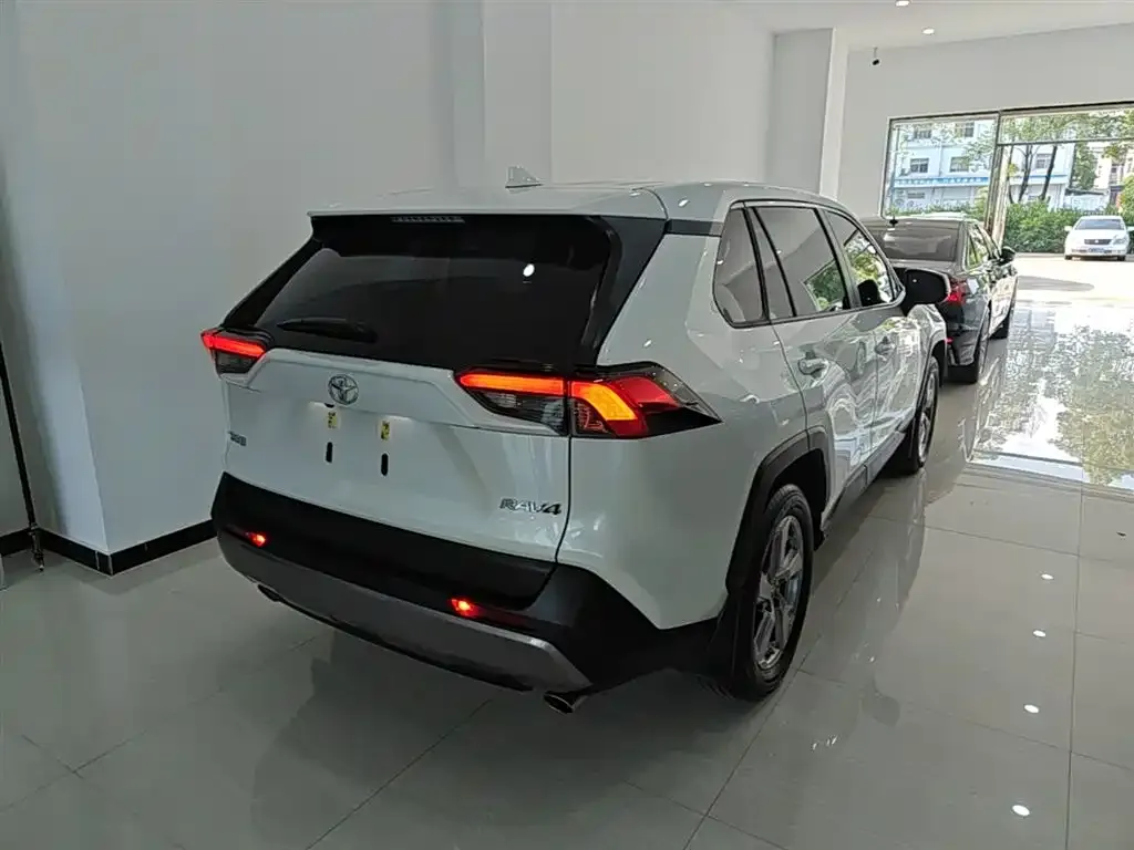 Toyota RAV4 — фото 3