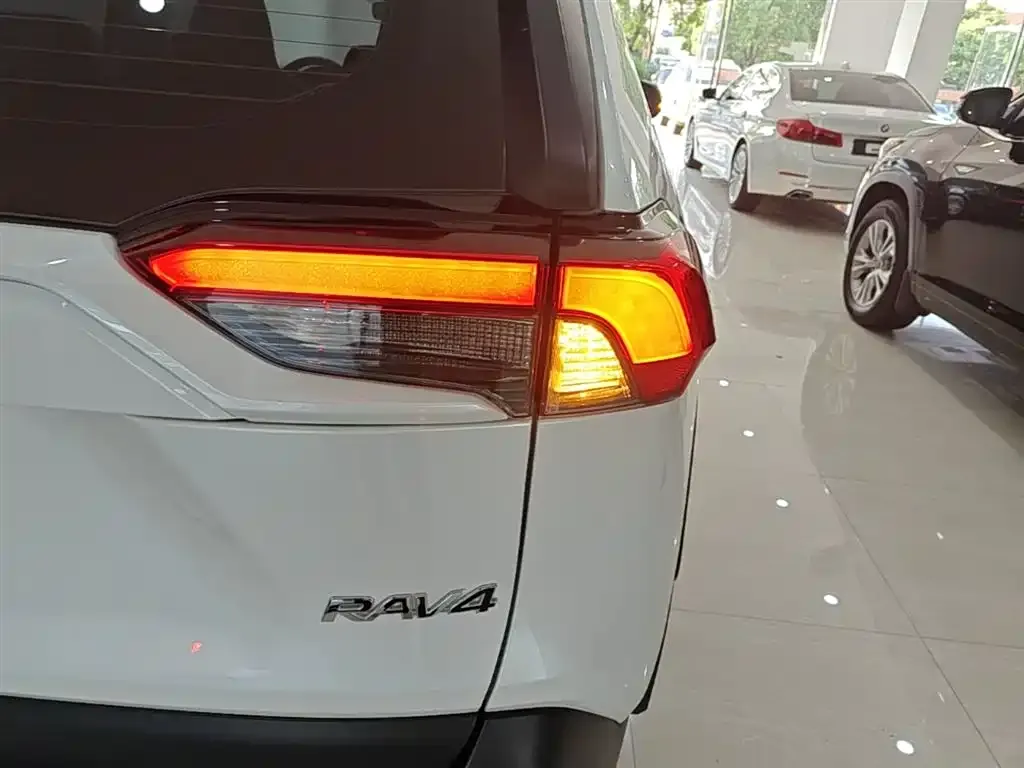Toyota RAV4 — фото 4