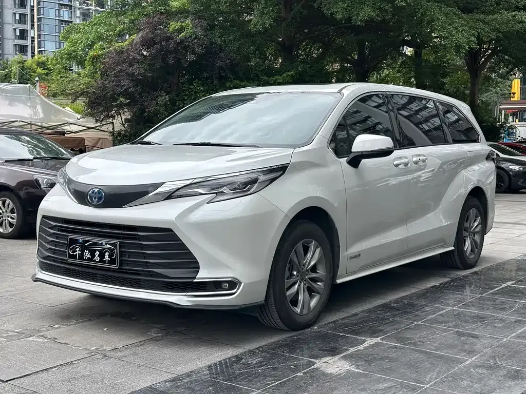 Toyota Sienna — фото 1