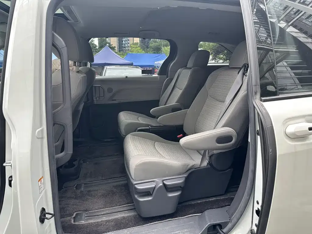 Toyota Sienna — фото 5