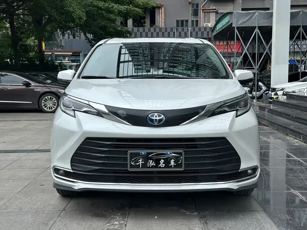 Toyota Sienna — фото 3