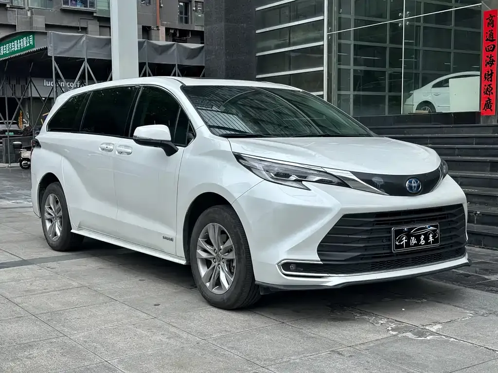 Toyota Sienna — фото 2