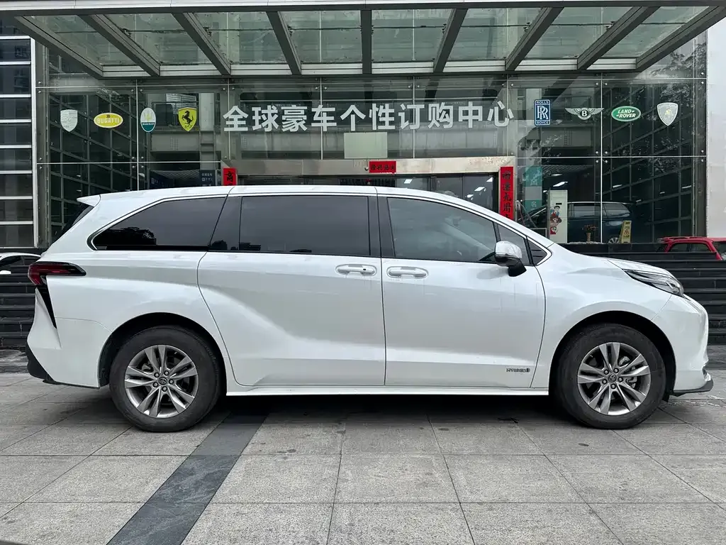 Toyota Sienna — фото 4