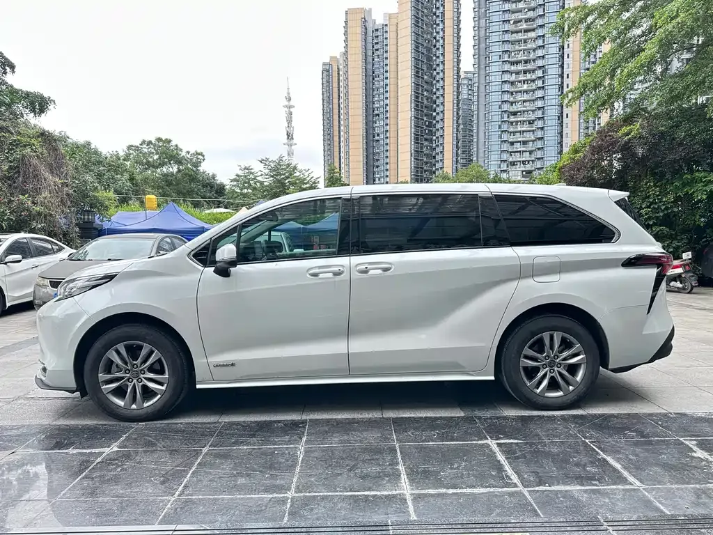 Toyota Sienna — фото 6