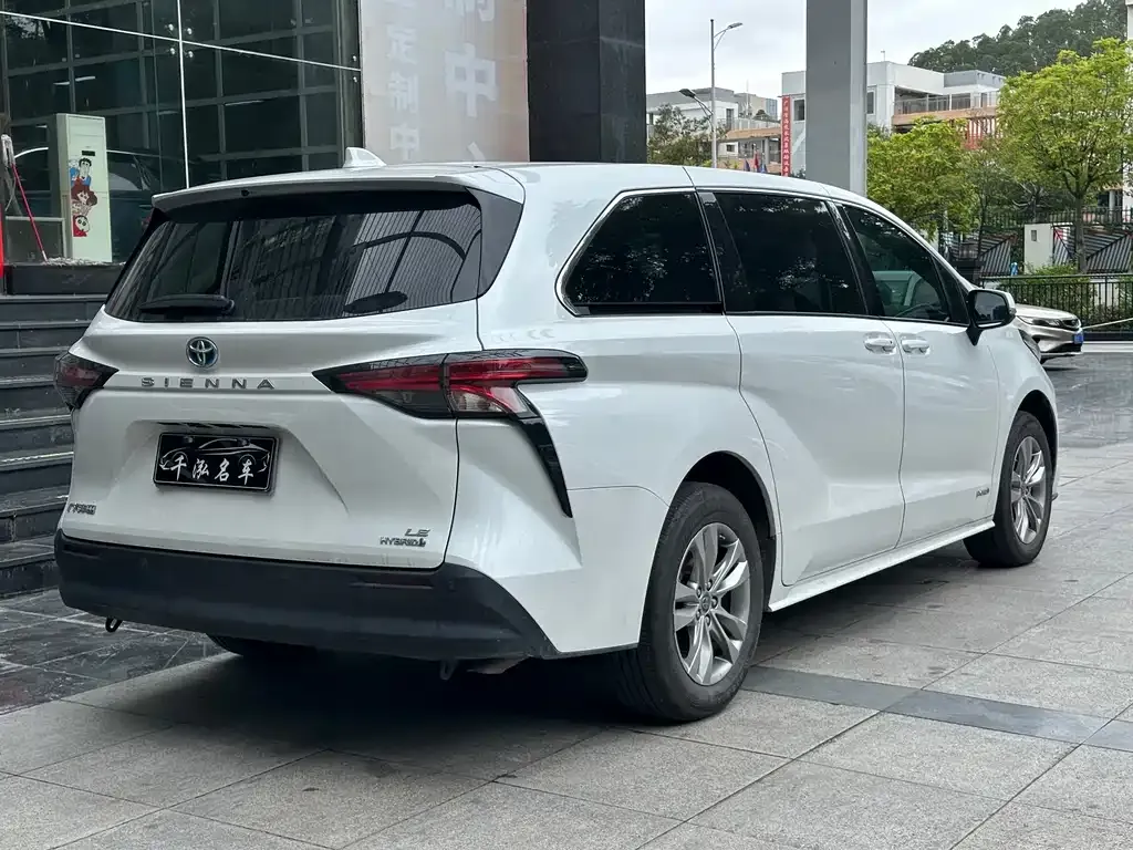 Toyota Sienna — фото 7