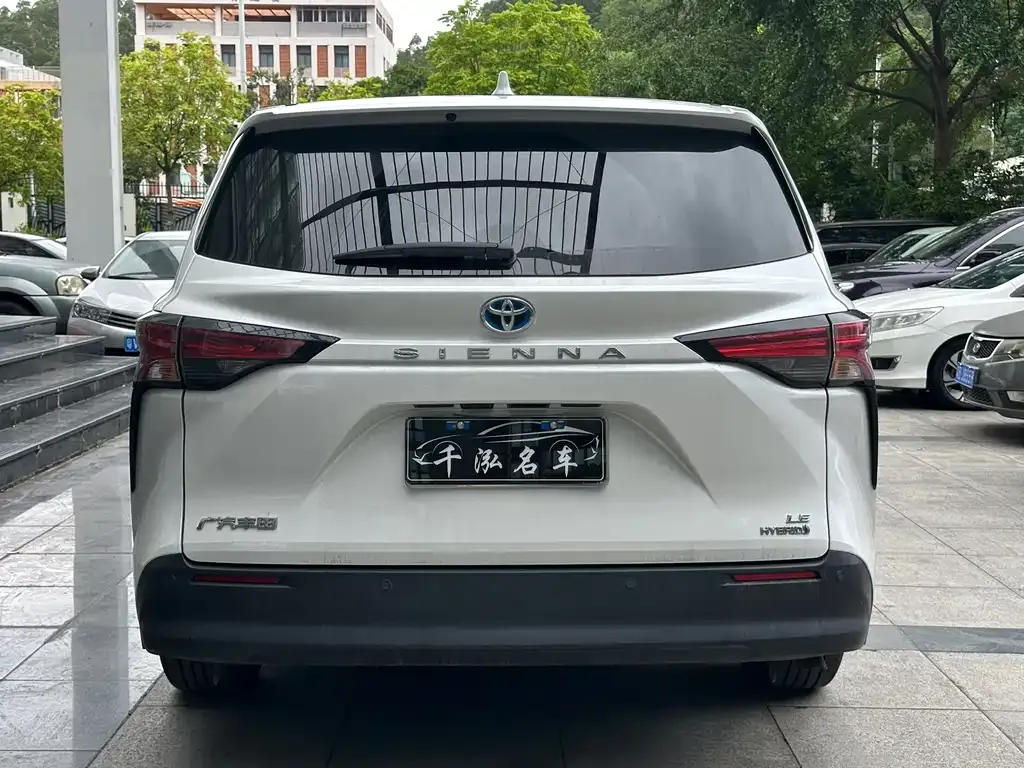 Toyota Sienna — фото 9