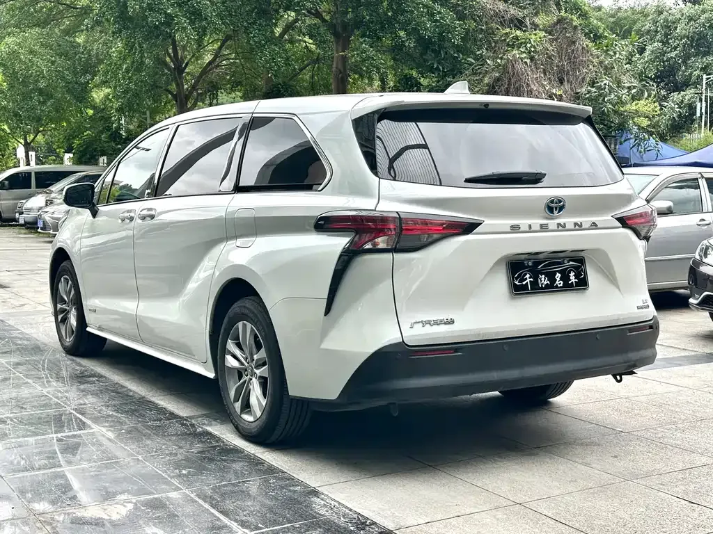 Toyota Sienna — фото 10