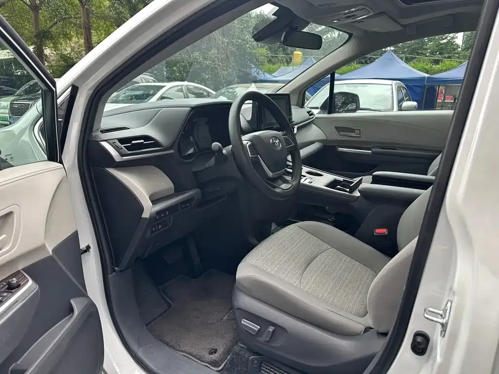Toyota Sienna — фото 8