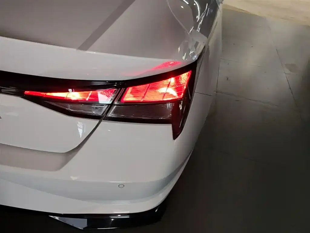 Hyundai Elantra — фото 3