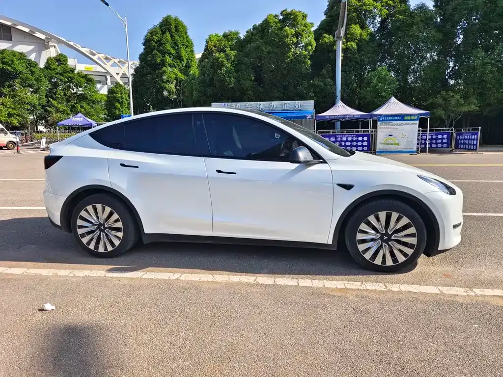 Tesla Model Y — фото 9