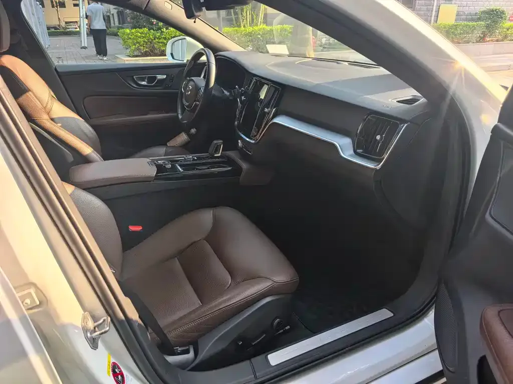 Volvo S60 PHEV 2021 из CN, фото 4