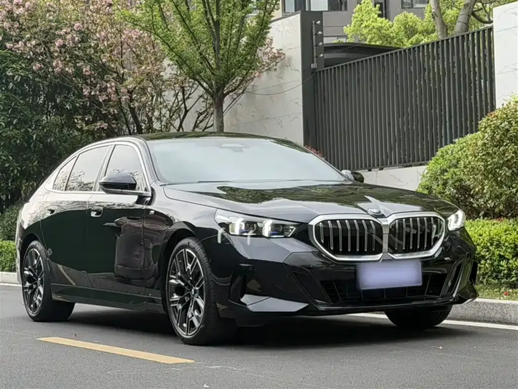 BMW 5 Series — фото 9
