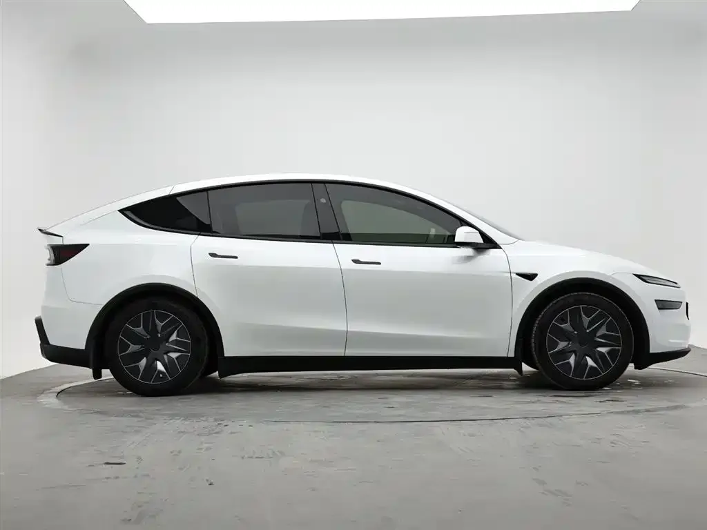 Tesla Model Y L — фото 7
