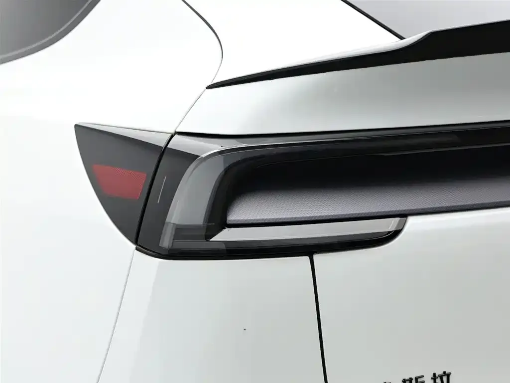 Tesla Model Y L — фото 10