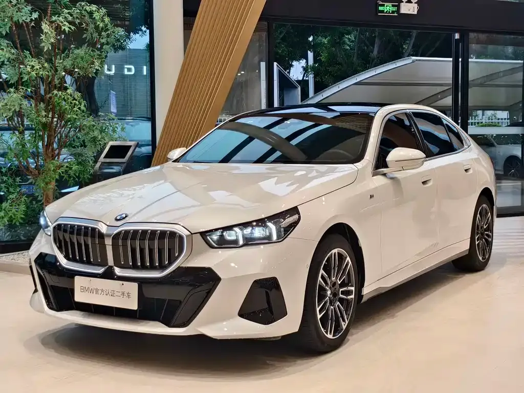 BMW 5 Series — фото 1
