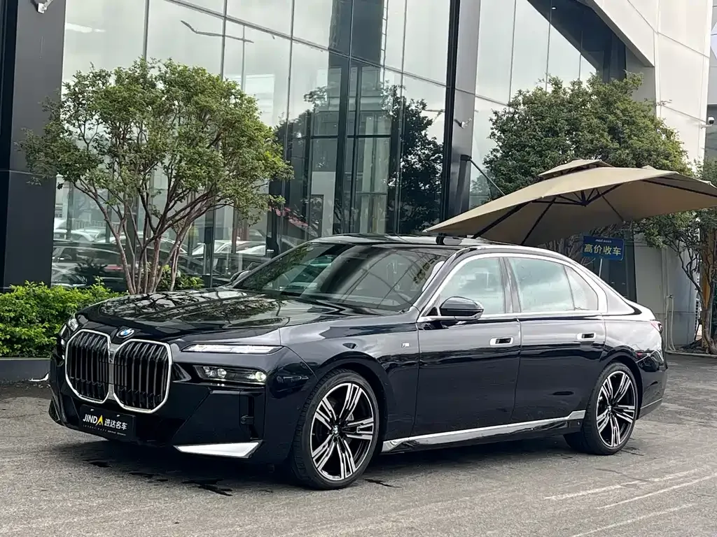 BMW 7 Series — фото 1