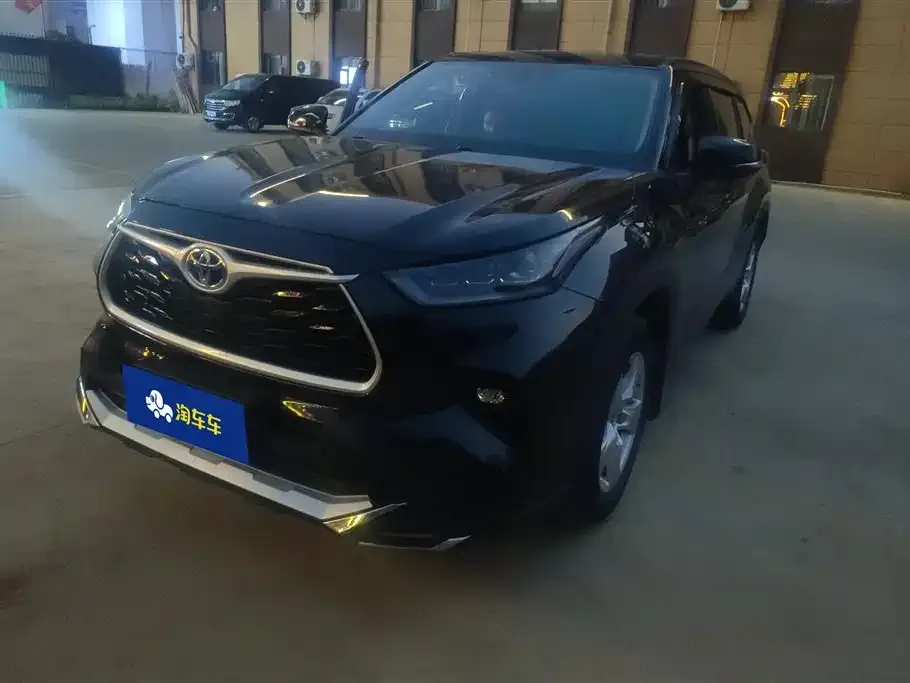 Toyota Highlander — фото 1