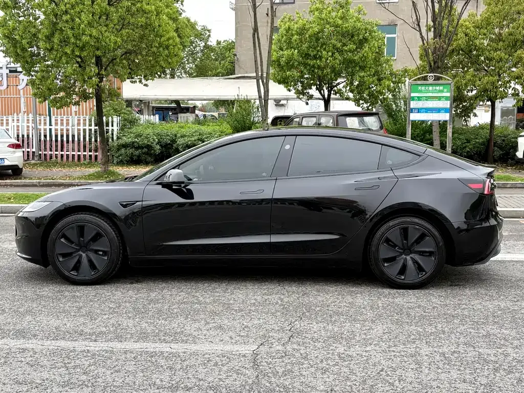 Tesla Model 3 — фото 10