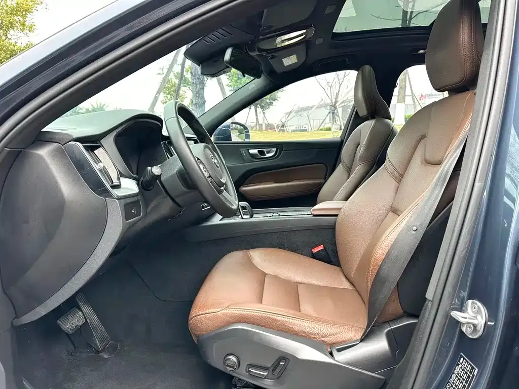 Volvo XC60 — фото 2