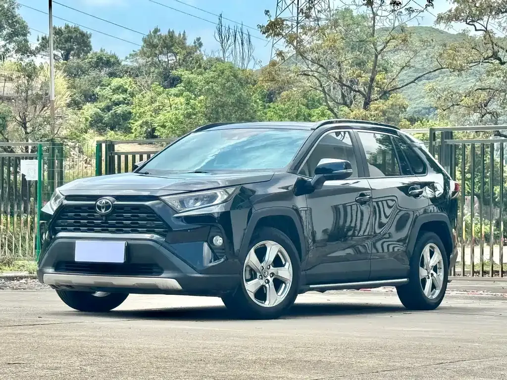 Toyota RAV4 — фото 1