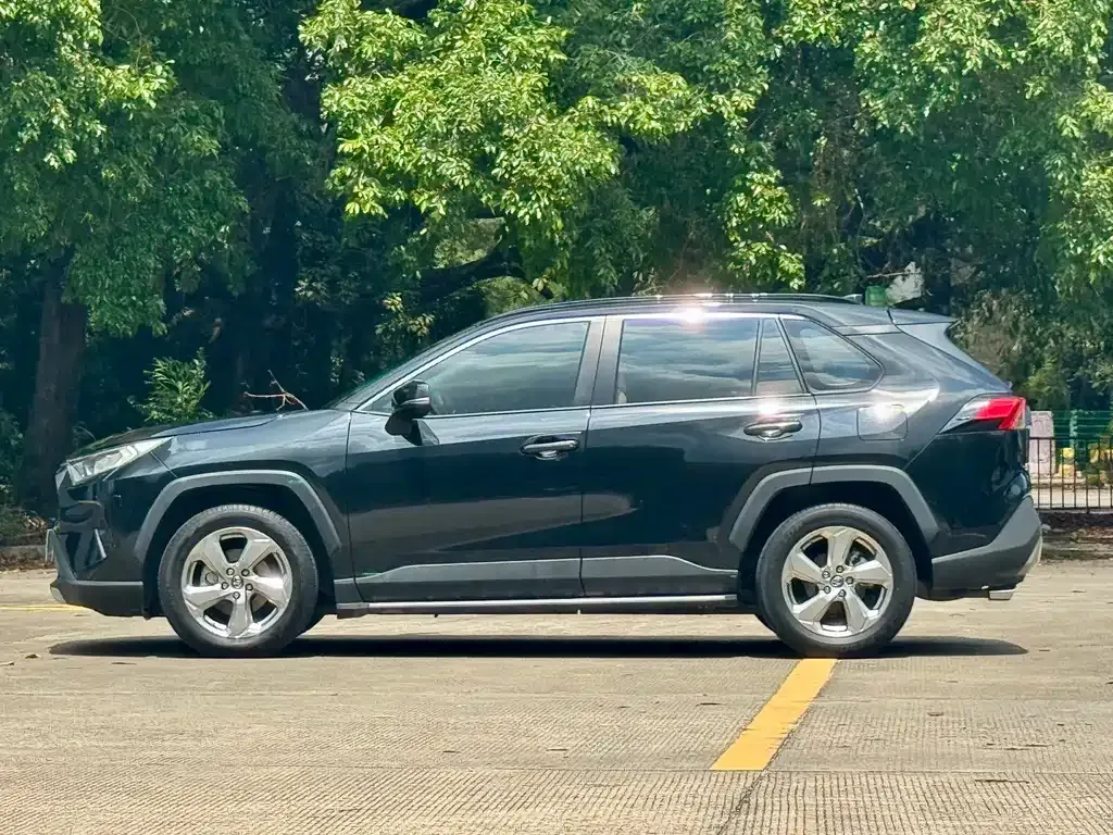 Toyota RAV4 — фото 9