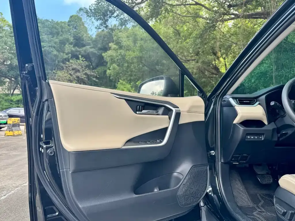 Toyota RAV4 — фото 6