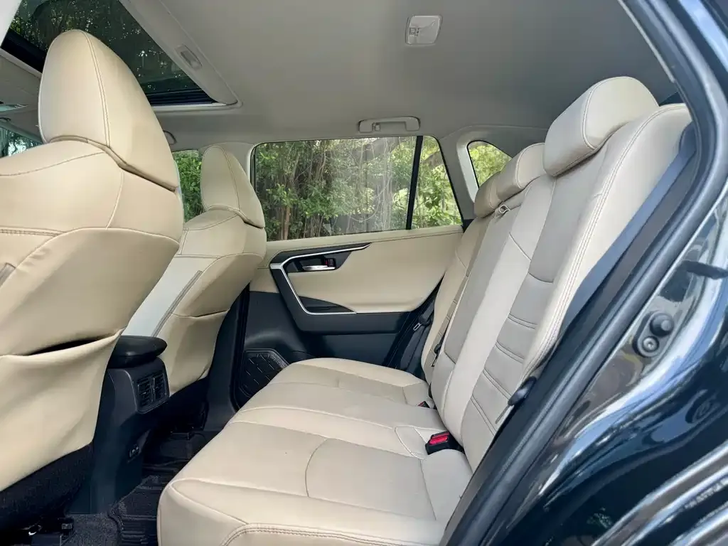 Toyota RAV4 — фото 4