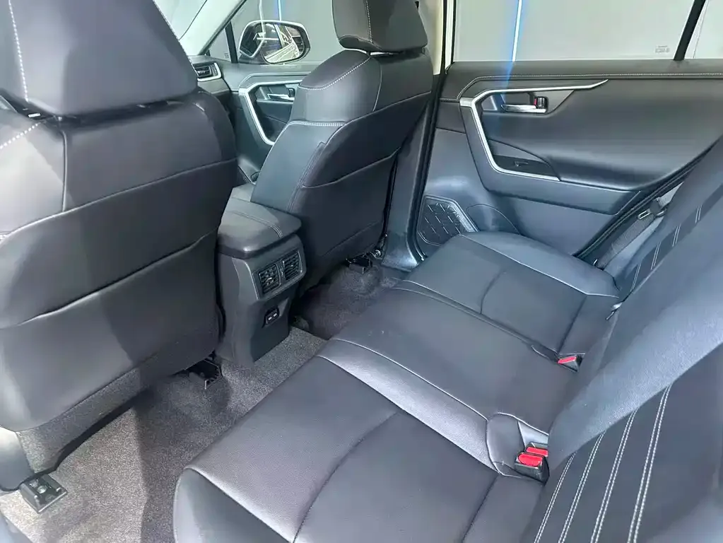 Toyota RAV4 — фото 9