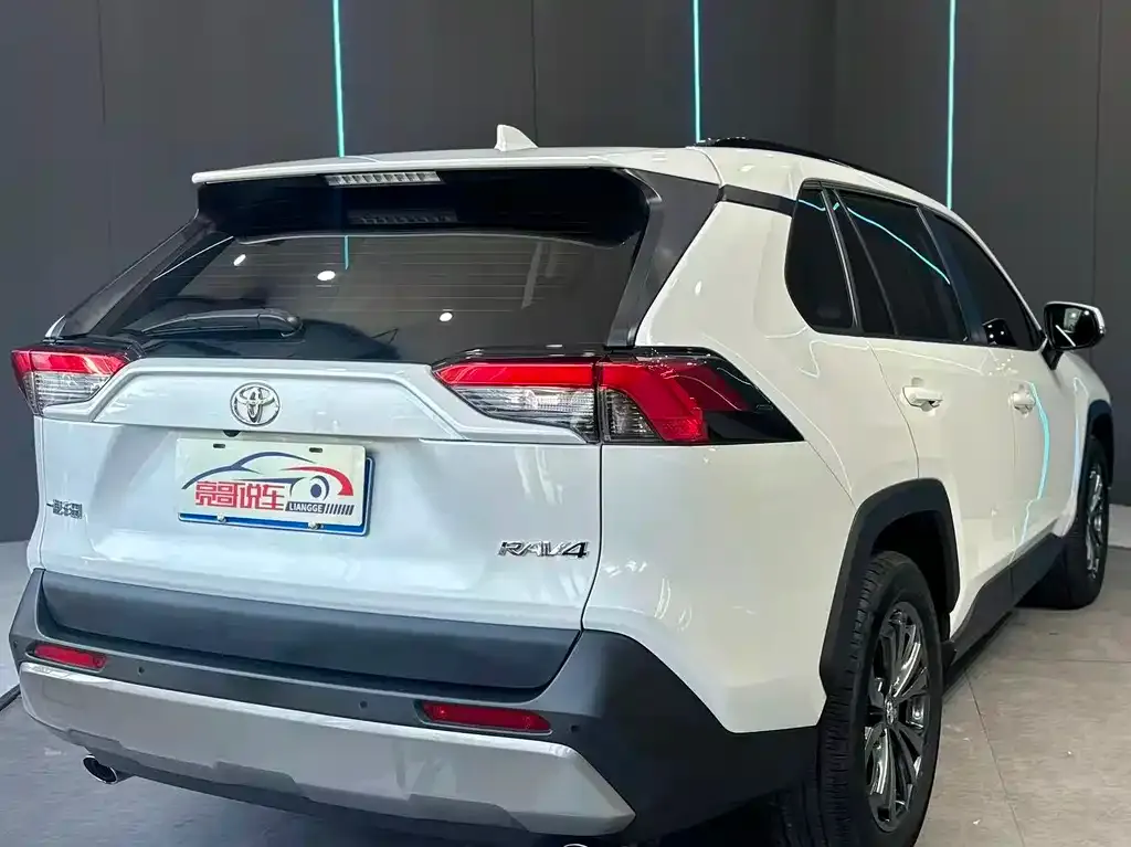 Toyota RAV4 — фото 10