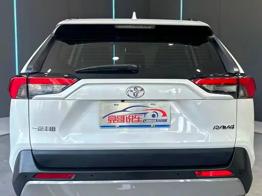 Toyota RAV4 — фото 5