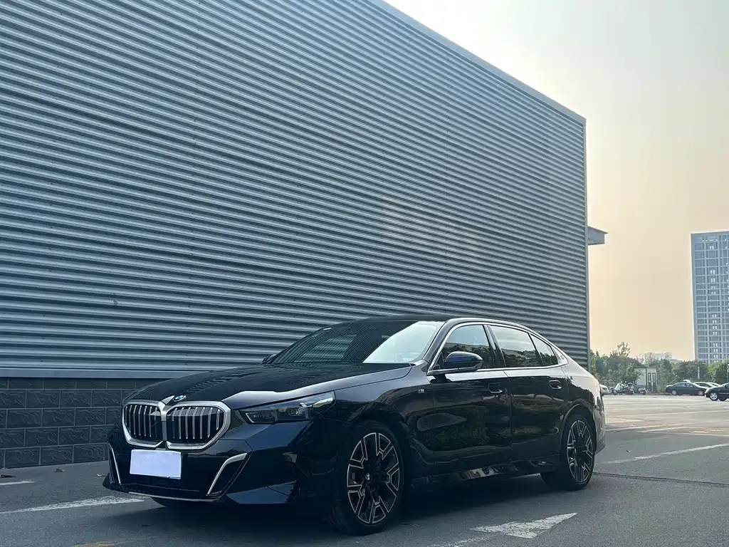 BMW 5 Series — фото 1