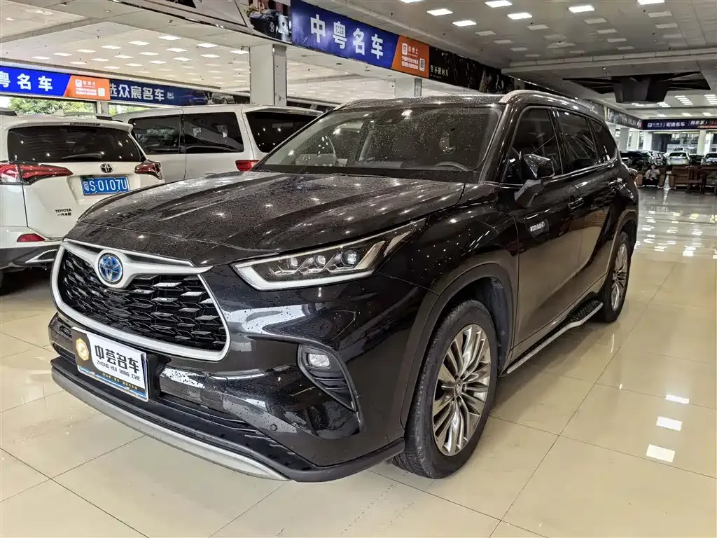 Toyota Highlander — фото 1
