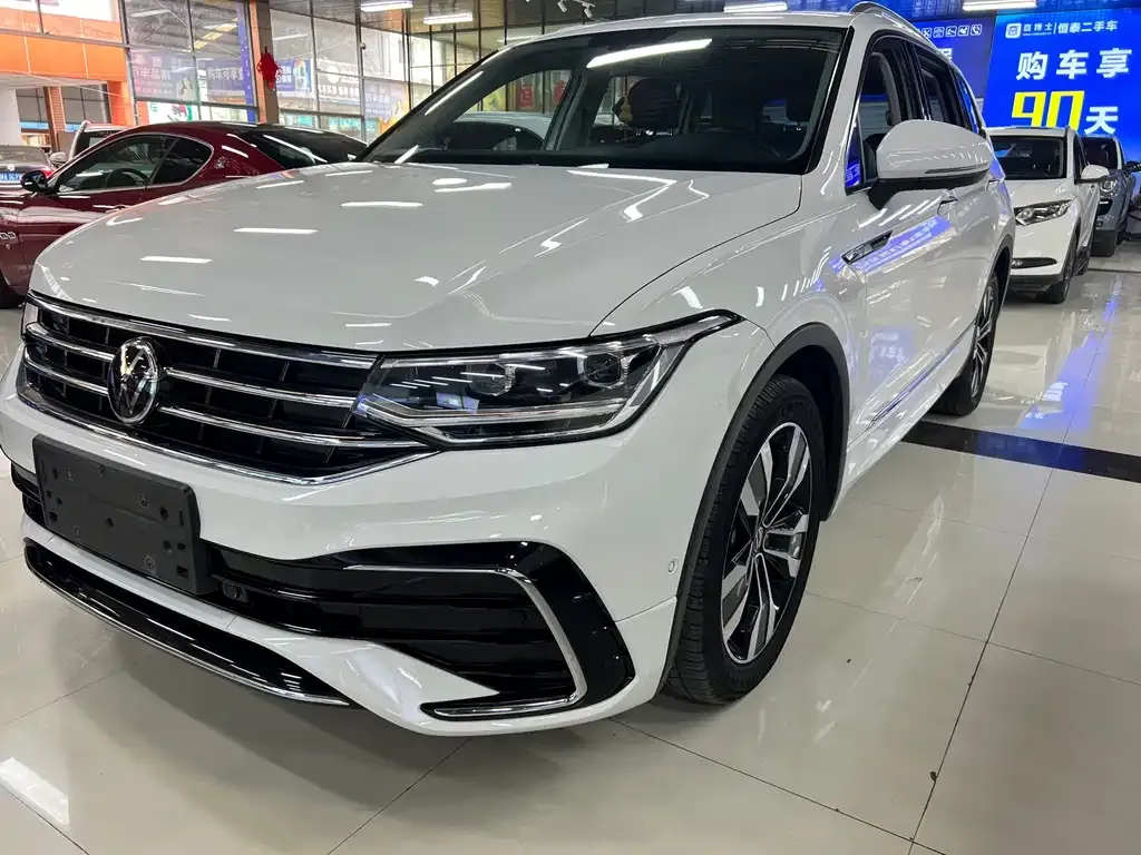 Volkswagen Tiguan L — фото 1