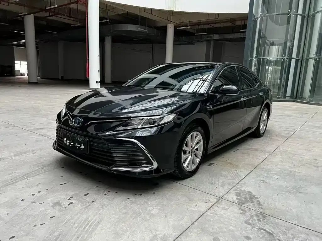 Toyota Camry — фото 1
