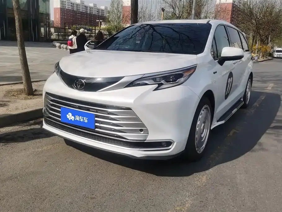Toyota Sienna — фото 1