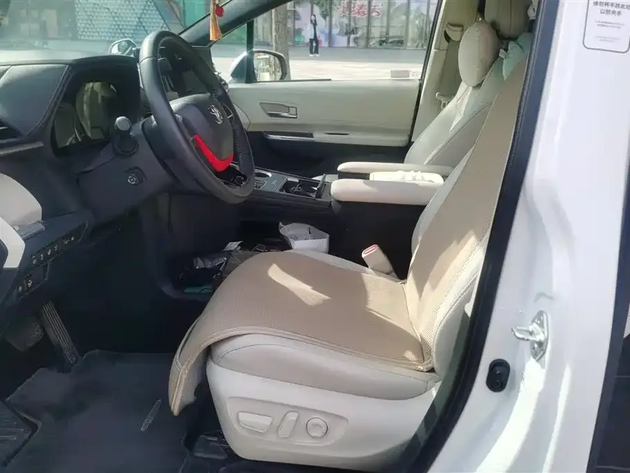 Toyota Sienna — фото 3