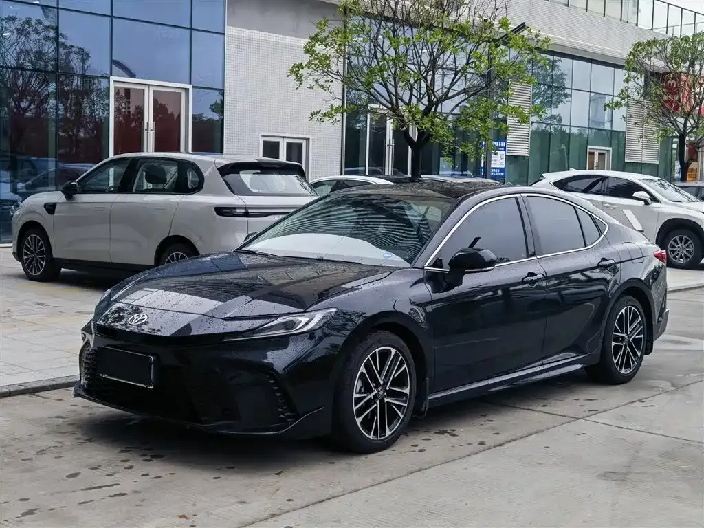 Toyota Camry — фото 1