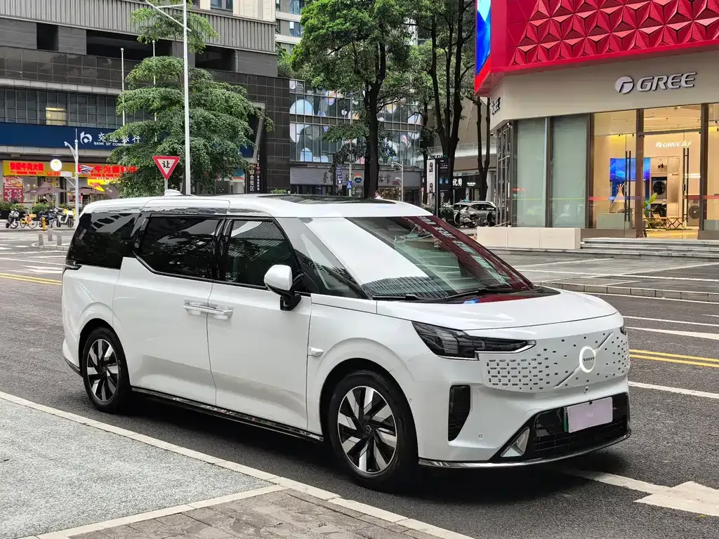 Volvo EM90 2025 из CN, фото 8