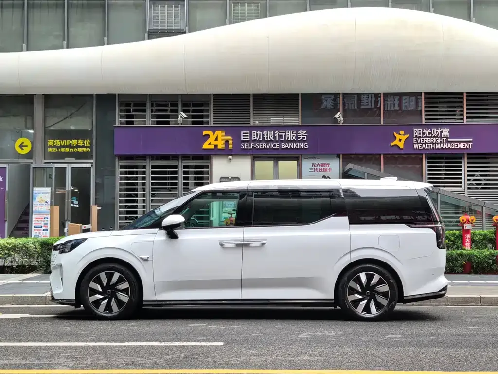 Volvo EM90 2025 из CN, фото 3