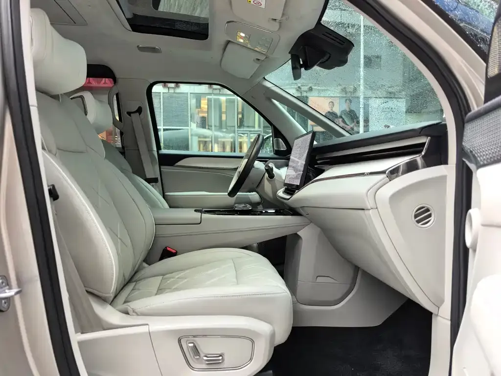Volvo EM90 2025 из CN, фото 9