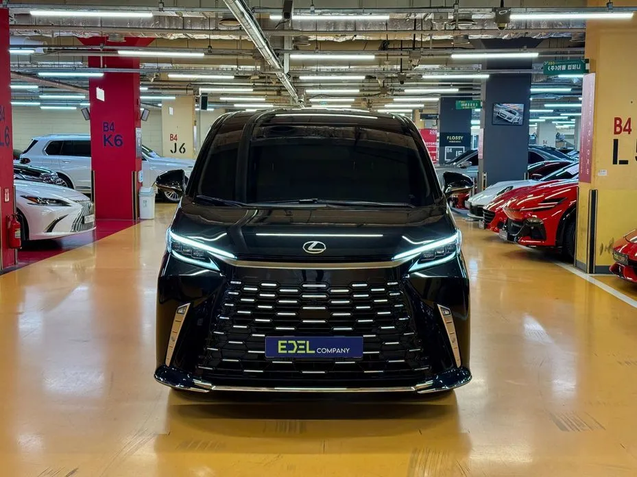 Lexus LM