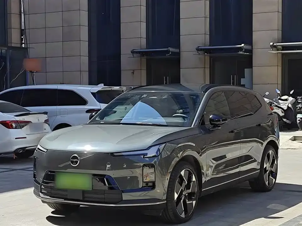 Volvo XC70 Plug-in Hybrid — фото 1