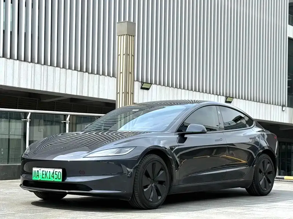 Tesla Model 3 — фото 1