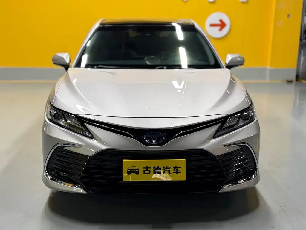 Toyota Camry — фото 2
