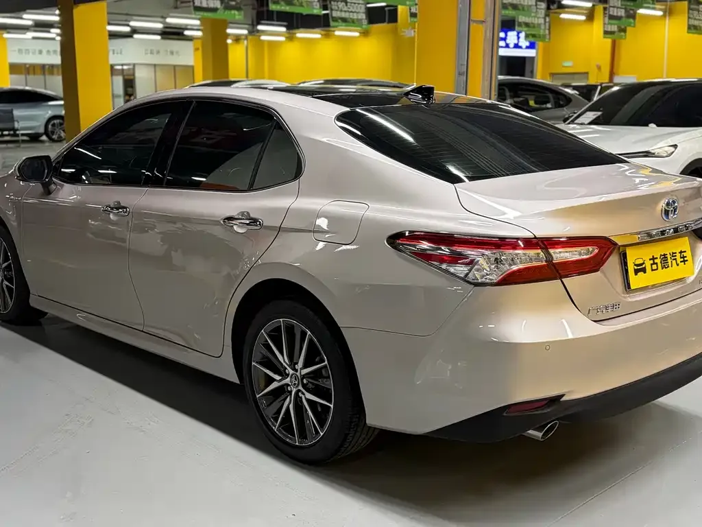 Toyota Camry — фото 9