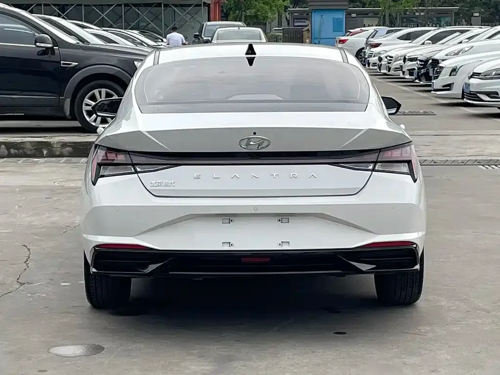 Hyundai Elantra — фото 4