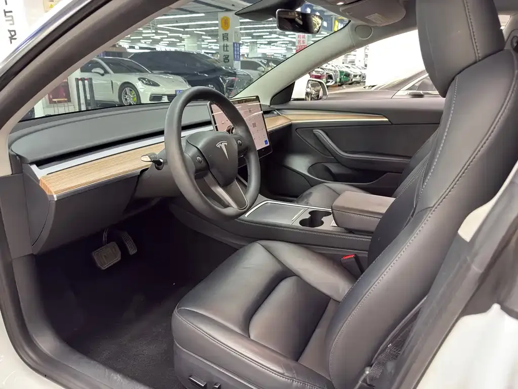 Tesla Model 3 — фото 10