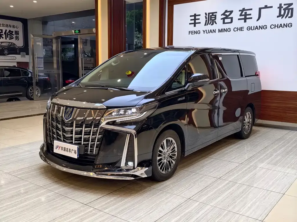 Toyota Alphard — фото 1