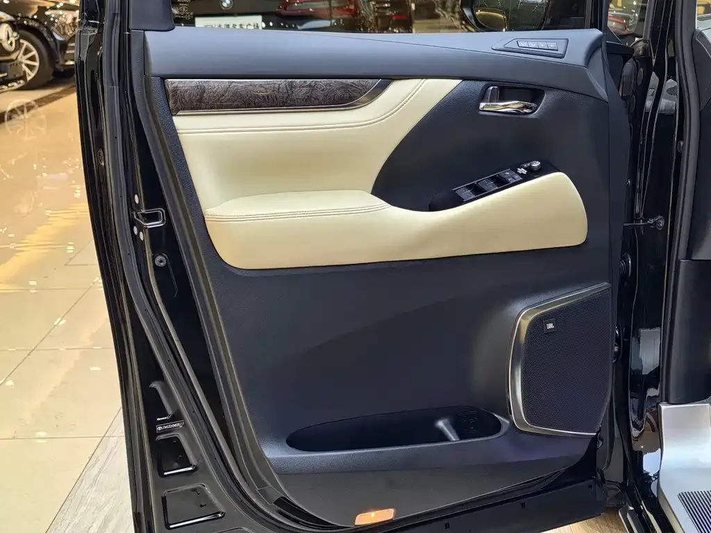 Toyota Alphard — фото 9