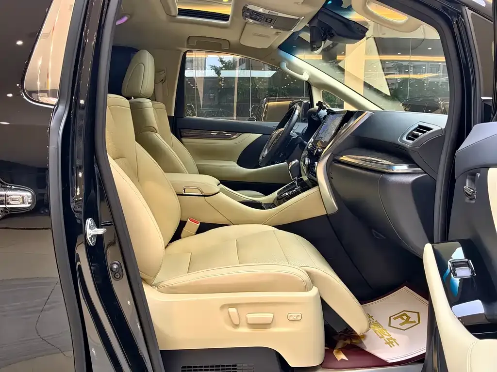 Toyota Alphard — фото 10